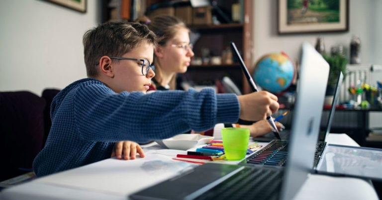 Crecimiento de la educación virtual [5 beneficios de recibir clases online]