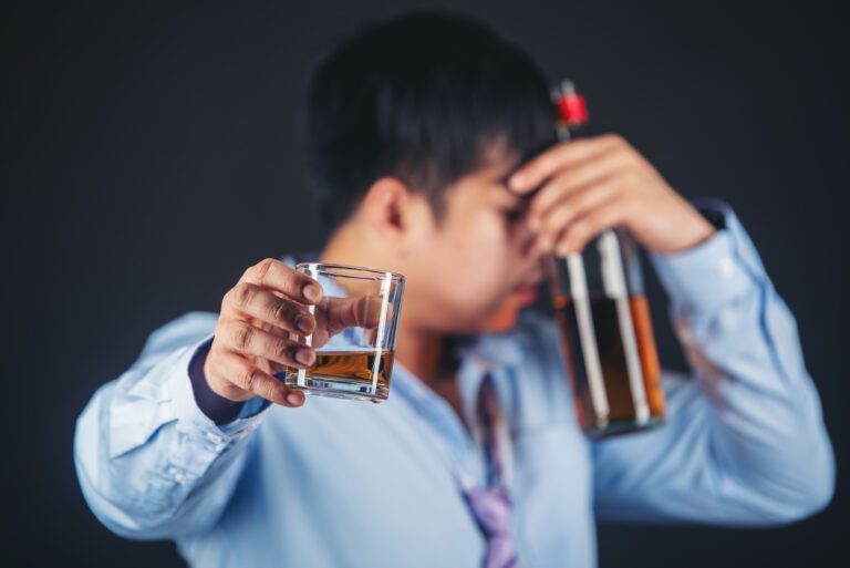 El Lado Oscuro del Alcohol: Descubre los Diferentes Tipos de Alcohólicos